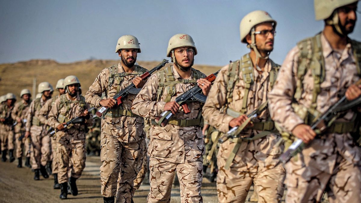 Mají větší moc než armáda. A jsou důvodem, proč Íránci nesvrhli režim